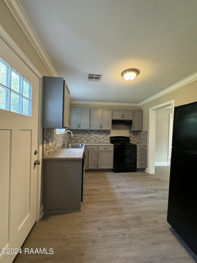 Photo - 750 St Thomas St