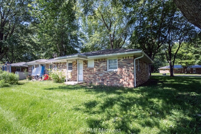 Building Photo - "Charming 2-Bedroom Retreat with 844 Sq Ft of Comfort in Fountaintown!" Unit 4B