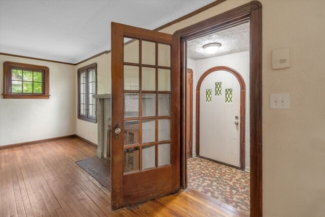 Photo - 2033 Staunton Rd