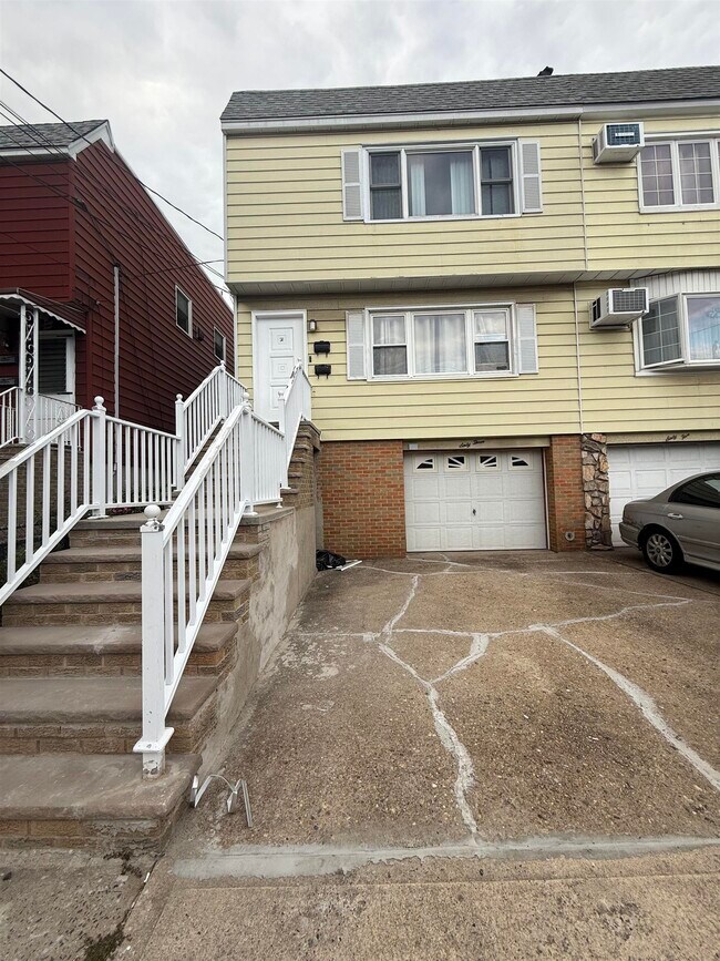 Building Photo - 63 Prospect Ave Unit 2