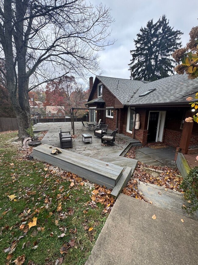 Photo - Spacious Private Oasis - 3 Bedroom 2 Bathroom House in Green Tree!