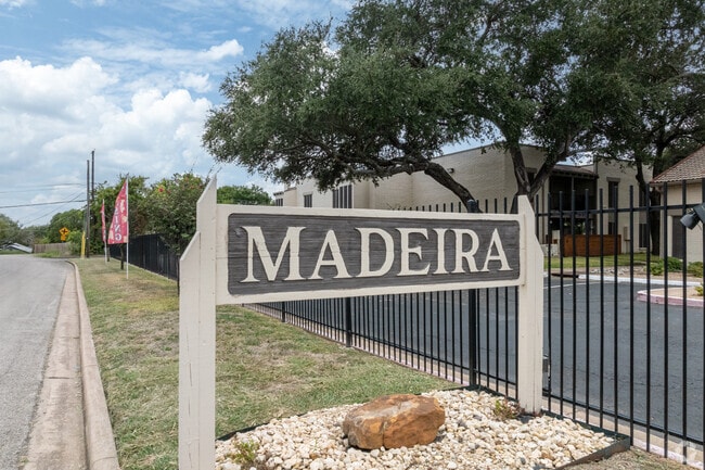 Letrero monumental de Madeira Apartments: da la bienvenida a los residentes a casa en West Waco. - Madeira Apartments