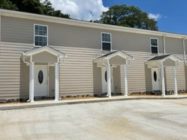 Building Photo - "MOVE IN SPECIAL"...Charming Townhome Minutes from Tims Ford Lake!