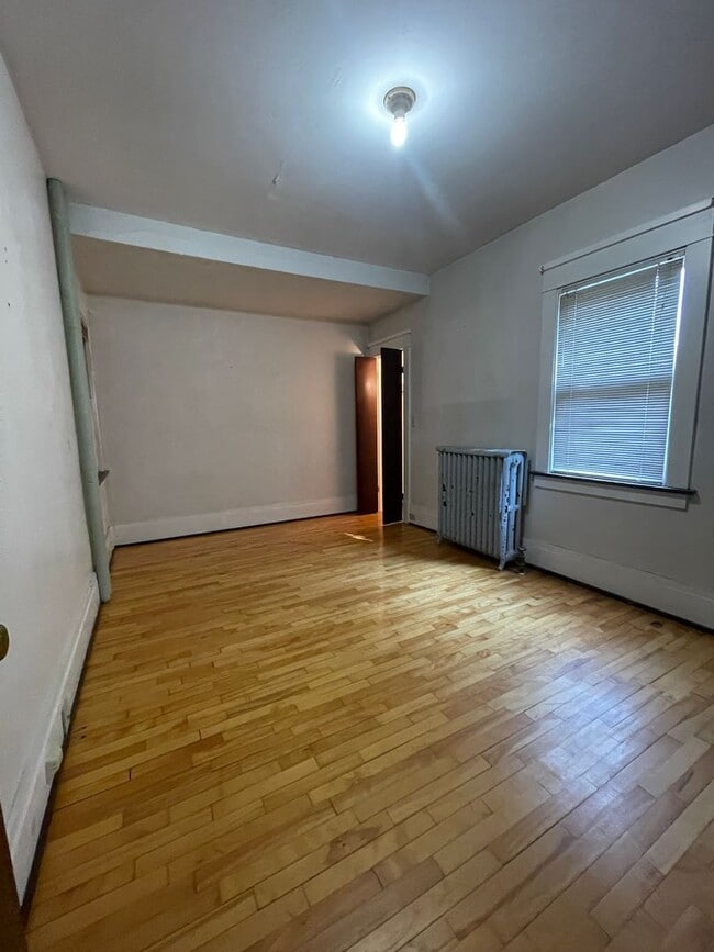 Photo - Large 5 bedroom, 2.5 bathroom house near V...