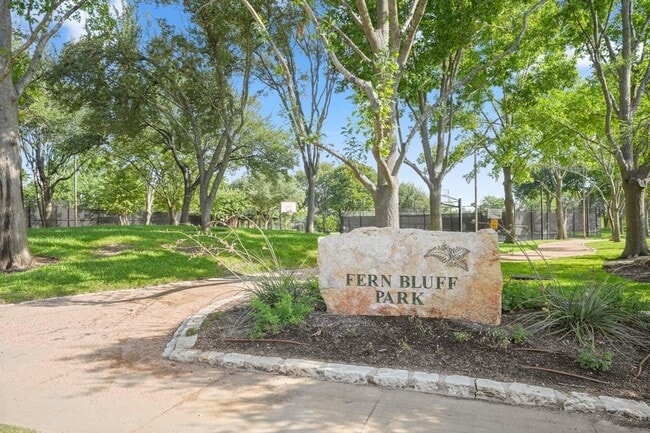 Building Photo - 17841 Park Valley Dr