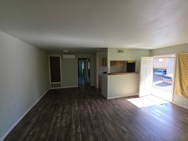 Photo - Welcome home to this beautifully updated 2... Unidad 4