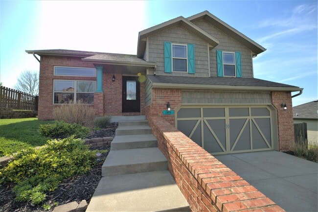 Building Photo - Charming Split Level in Ozark! Rental