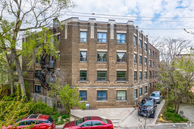 1592 Bathurst Street