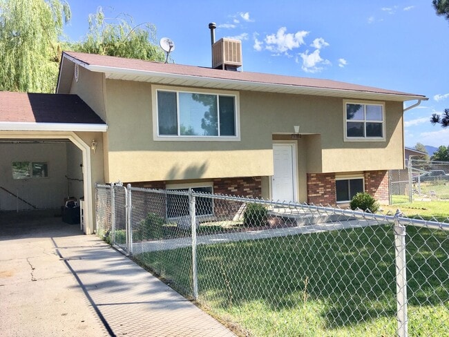 Building Photo - Upstairs Apartment Available-Two Bedroom, ... Unit Upstairs