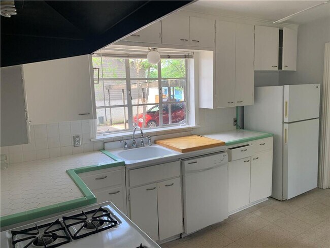 Photo - 704 W 34th St