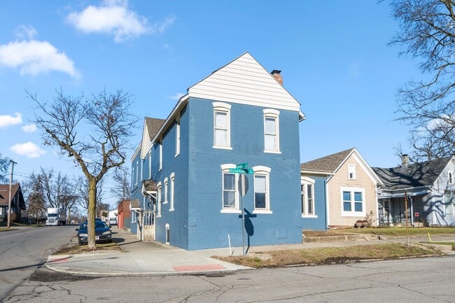 Building Photo - Two bedroom available for a move in right ... Unit 1006 Runnion Ave Apt.201 Fort Wayne, IN 46808
