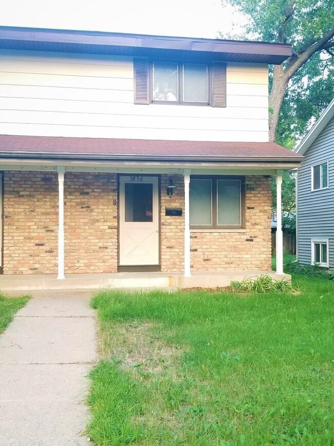 Duplex Front - 3856 Xenia Ave N Casa Adosada