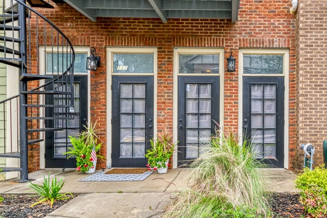 Building Photo - 415 Saint Francis St Unit Young professional dream