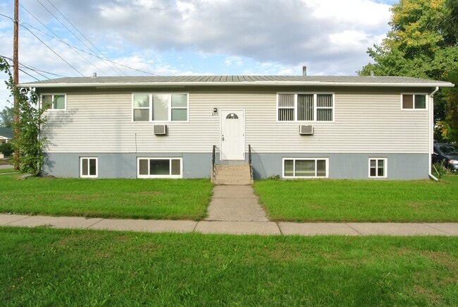 Building Photo - 605 4th St NE Unit 3