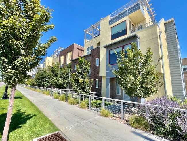 Building Photo - Gorgeous Townhome in South Jordan!