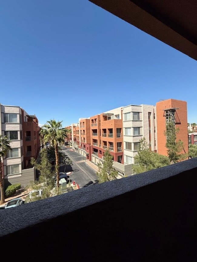 Building Photo - 50 E Serene Ave Rental
