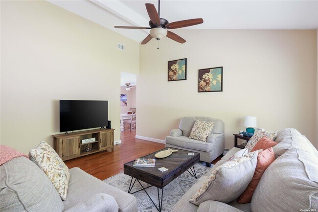 Photo - 400 Wells Rd