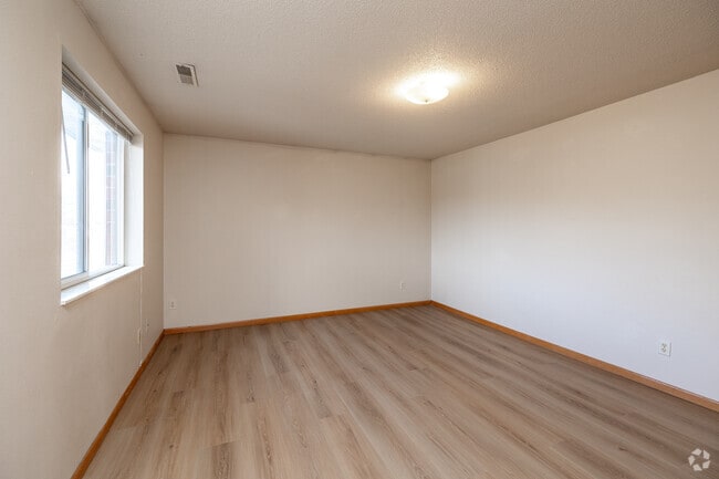 3 habitaciones, 2 baños - 111 m² - Primer dormitorio - Campus Court Apartments