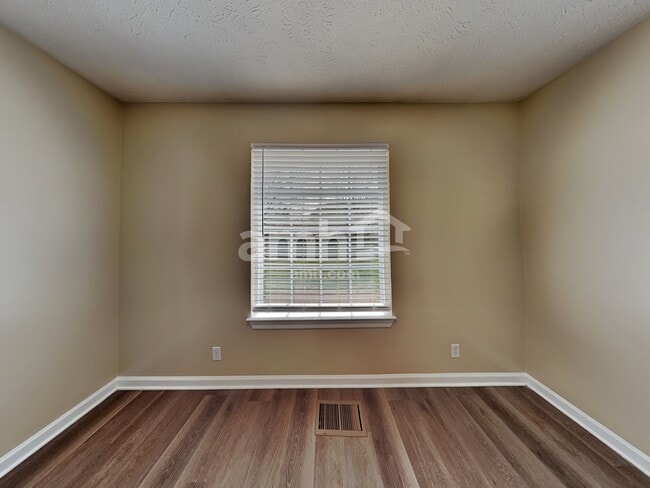 1612 E Blairmont Dr