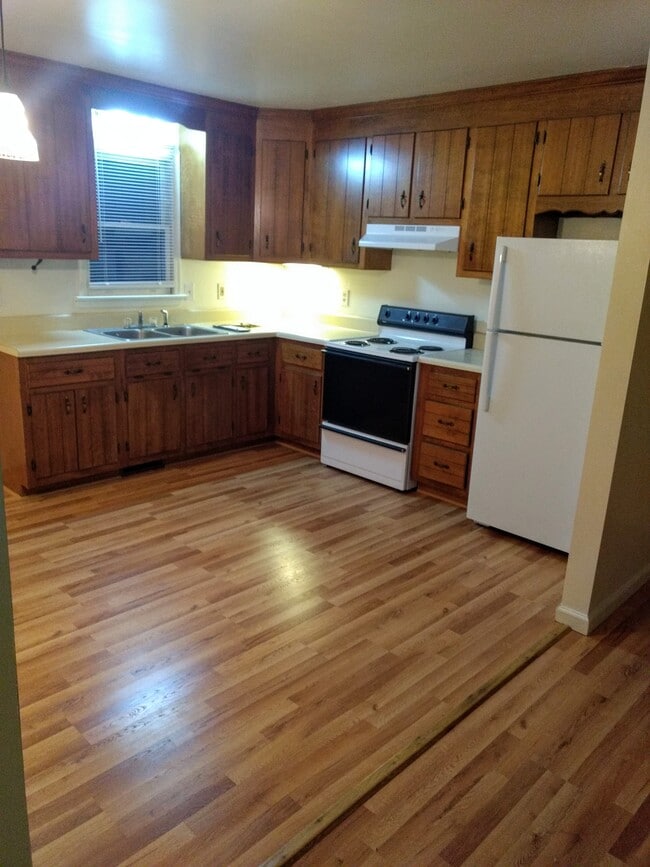 kitchen stove+fridge - 200 Jefferson St Unit C