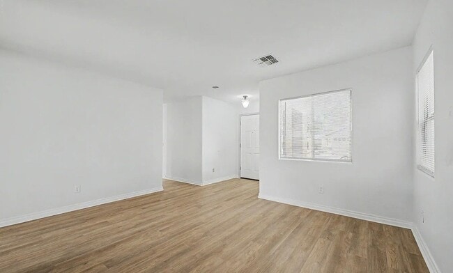 1231 W Wilson Ave