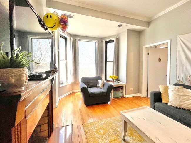 Photo - Spacious 2 bd/1 bath Condo in Lincoln Park!