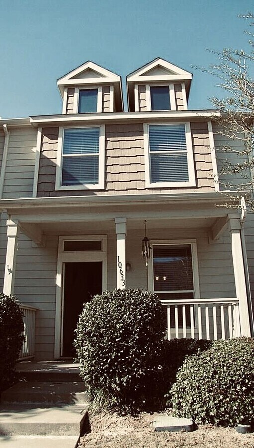 Charming Dollhouse-Style Townhome in Keller ISD with Private Backyard & Detached 2-Car Garage! - Charming Dollhouse-Style Townhome in Keller ISD with Private Backyard & Detached 2-Car Garage!