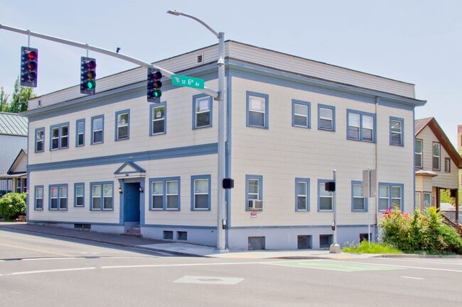 Building Photo - 1 Bedroom Sellwood Unit 1