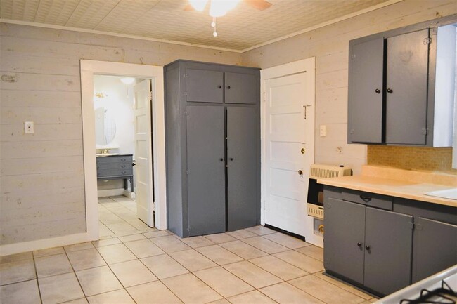 Building Photo - 102 S Beauregard St Rental