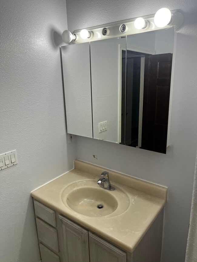 Building Photo - 2909 SE 118th Ave Unit Powellhurst Terrace