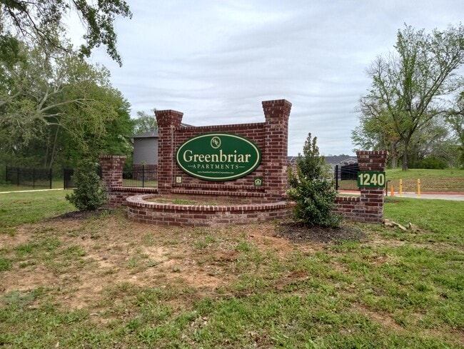 Entrada - Greenbriar Apartments