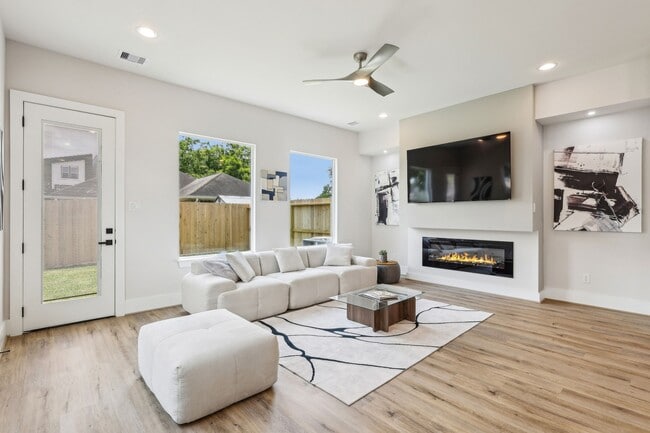 Photo - 3722 Nathaniel Brown St