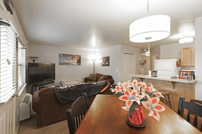Building Photo - 2010 Strand Ave Unit 102
