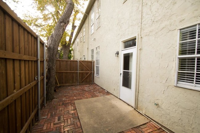 Patio - 1818 N Fitzhugh Ave Unit 4