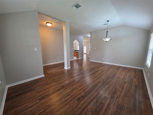 Photo - 2108 Goldfinch Ln