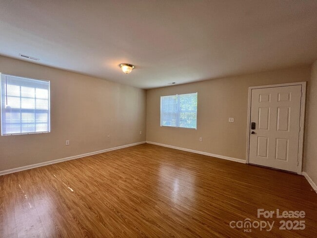 Photo - 112 Leonard St