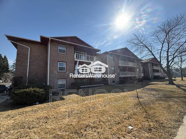 Building Photo - 7815 Douglas Ave Unit 102