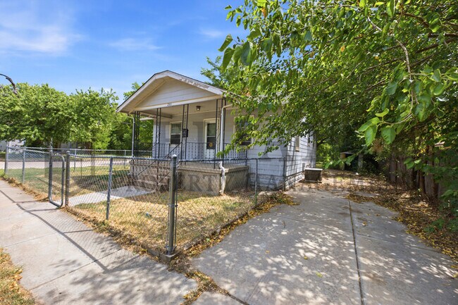 Photo - 2301 W 3rd St N