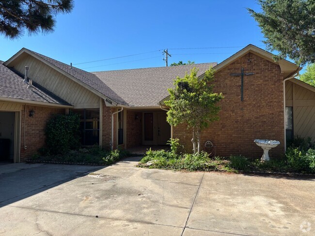Building Photo - Large Home in Warr Acres, Putnam City Schools