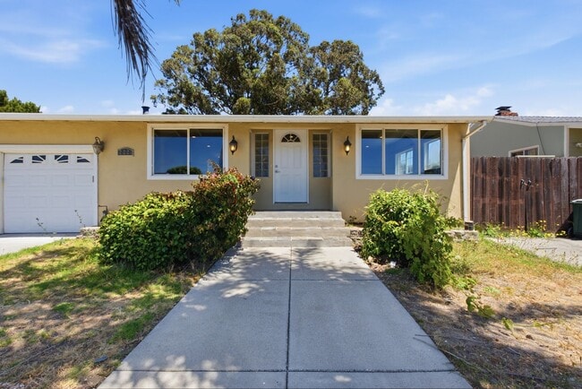 Building Photo - Modern, bright, and move-in ready.