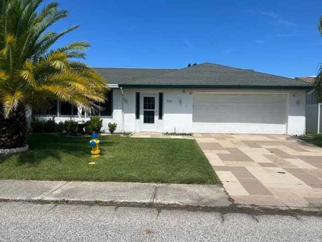 Building Photo - Fully furnished 3/2 available now!