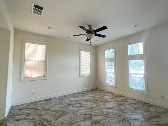 Photo - Beautiful 3 bedroom 2.5 bath in Roseville!