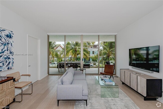 Building Photo - 2 br, 2 bath Condo - 300 Collins Ave Unit 2D