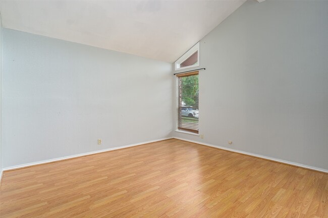 Photo - 2119 Williamsburg Ct S