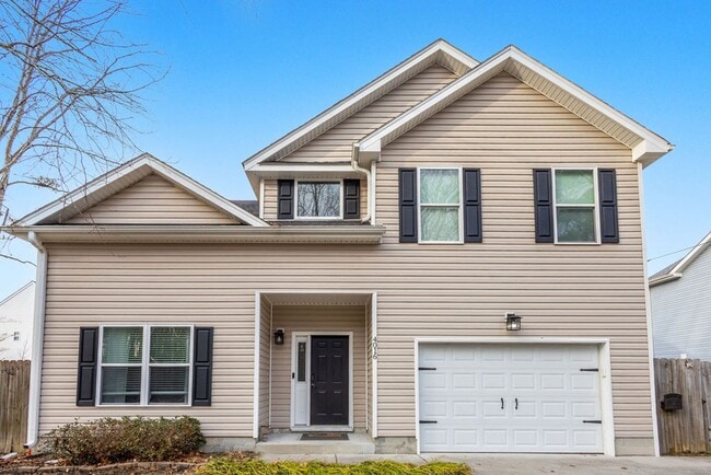 Building Photo - 4 Bed 2.5 Bath