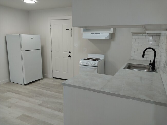 Building Photo - 626 W King Ave Unit A