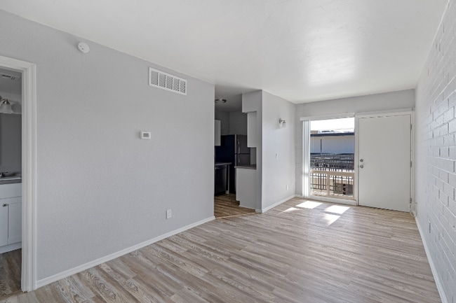 Photo - 5570 E Hampton St Unidad 211