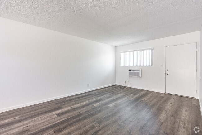 2BR, 2BA - 900SF - Living Room
