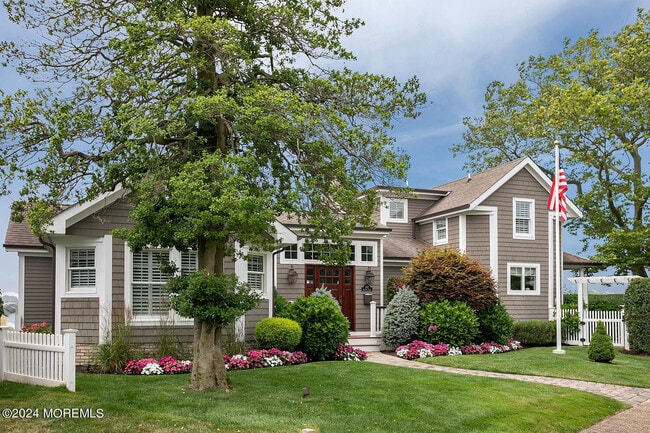 208 Neptune Pl