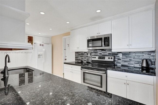 Building Photo - 1833 S Ocean Dr Unit 906